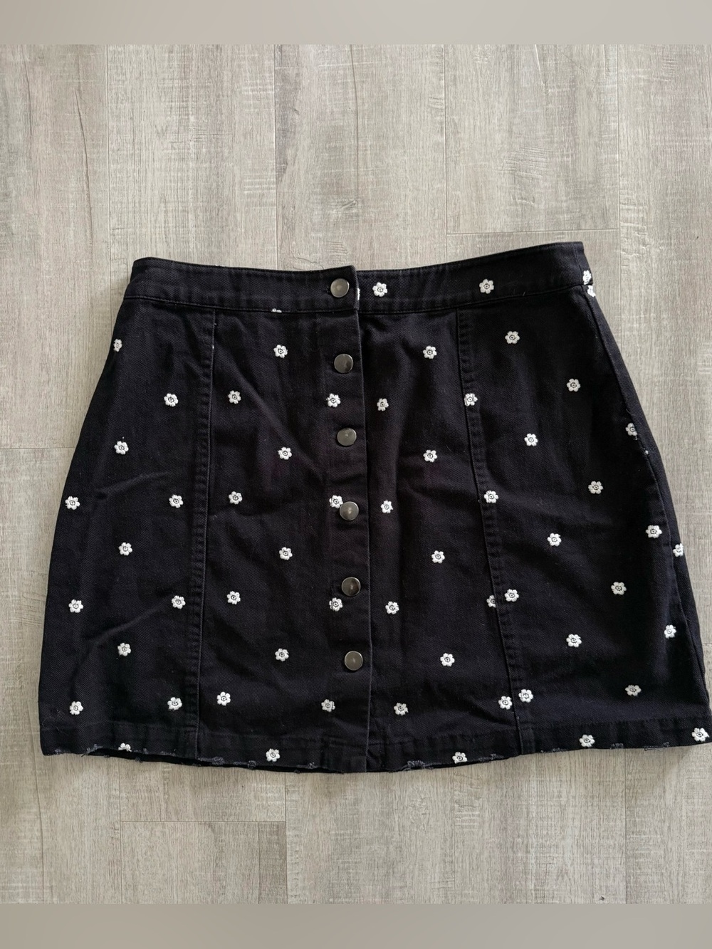 Francesca’s Mi Ami black and white denim daisy skirt with buttons. Women’s large